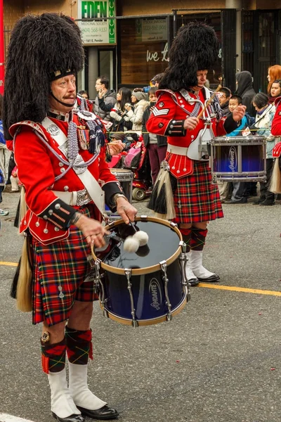 Vancouver, Canada - 2 februari 2014: Schotse kilt Pipe band maart in Chinees Nieuwjaar parade in Vancouver Canada. — Stockfoto