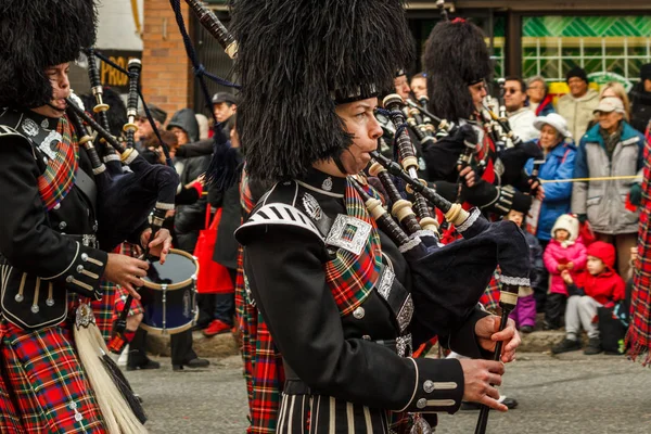 Vancouver, Kanada - luty 2, 2014: szkocki kilt marszu zespołu w chiński nowy rok parada w Vancouver. — Zdjęcie stockowe