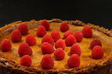 Ahududu siyah tablo ile ev yapımı çikolatalı cheesecake.