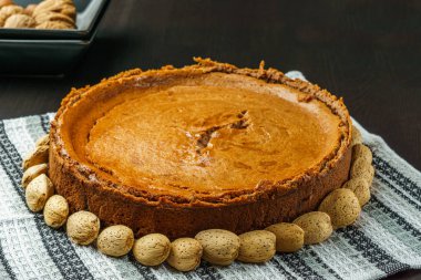 Badem siyah tablo ile mutfak havlu üzerinde ev yapımı çikolatalı cheesecake.