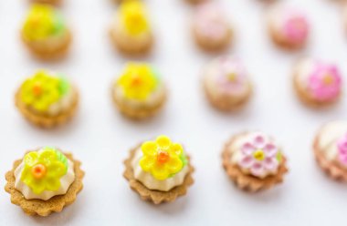 Bir sürü beyaz yüzey üzerinde yapay cupcakes sığ derinliği alan arka plan ile.