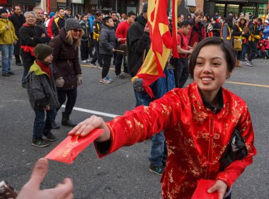 Vancouver, Kanada - 2 Şubat 2014: Yang hanım Çin yeni yılı geçit Vancouver mahallesinde, geleneksel kırmızı kostüm.