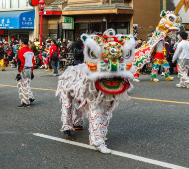 Vancouver, Kanada - 2 Şubat 2014: İnsanlar beyaz aslan kostüm, Çin yeni yılı Vancouver mahallesinde geçit töreni.