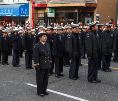 Vancouver, Kanada - 2 Şubat 2014: Çin yeni yılı geçit Vancouver mahallesinde, Deniz Kuvvetleri Ligi öğrenciler yürüyüş.