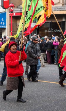 Vancouver, Kanada - 2 Şubat 2014: Çin yeni yılı, yürüyen insanlar Vancouver mahallesinde geçit töreni.