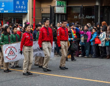 Vancouver, Kanada - 2 Şubat 2014: 32 Richmond izci grubu Çin yeni yılı geçit Vancouver mahallesinde, yürüyen.