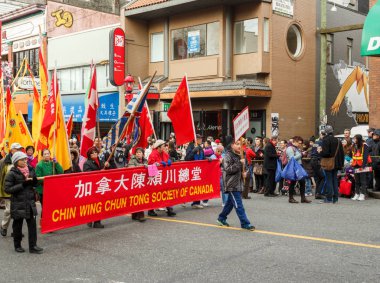 Vancouver, Kanada - 2 Şubat 2014: Kanada Çin yeni yılı geçit Vancouver mahallesinde, yürüyen, çene Wing Chun Tong toplum.
