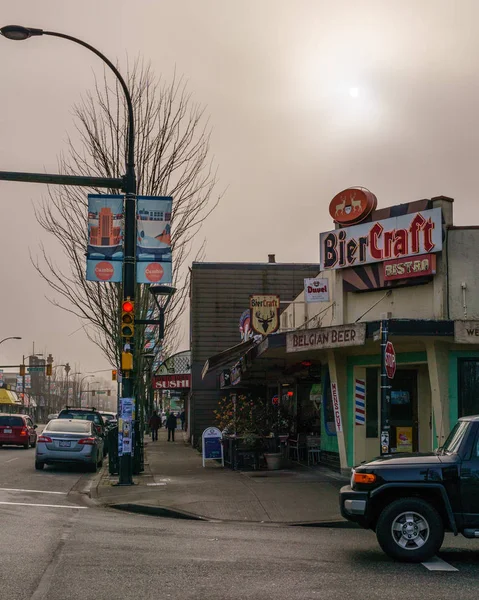 温哥华, 加拿大-2018年1月14日: Biercraft 小酒馆在 Cambie 街道和第十七大道温哥华 Bc 在雾天. — 图库照片