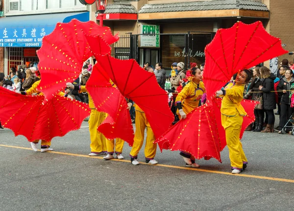 VANCOUVER, CANADÁ - 2 de febrero de 2014: Niñas con disfraces amarillos bailando en el desfile de Año Nuevo Chino en Vancouver Chinatown .. — Foto de Stock