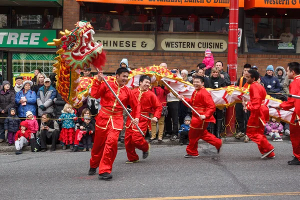 VANCOUVER, CANADA - 2 de fevereiro de 2014: Pessoas que jogam dança de dragão para o Ano Novo Chinês em Chinatown . — Fotografia de Stock