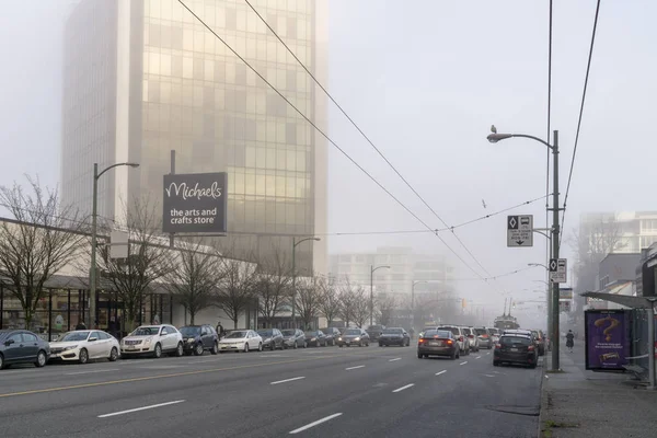 Vancouver, canada - 14. januar 2018: nebeltag in vancouver west broadway avenue street mit menschen und autos — Stockfoto
