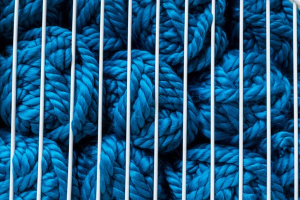 Ballen van blauw garen in wit metaal raster breien. — Stockfoto