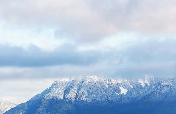 Montanhas no céu nublado manhã perto de Vancouver British Columbia Canadá . — Fotografia de Stock