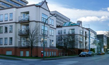 Vancouver, Kanada - 9 Şubat 2018: Batı 8th Avenue ve otomobil ve konut yüksek katlı binalar ile defne sokak.