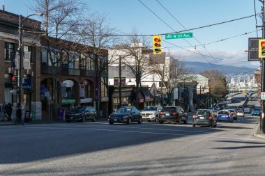 Vancouver, Kanada - 9 Şubat 2018: Granville Sokağı ve 7th Avenue insanlar ve araçların restoranları ile saklayan binalar.