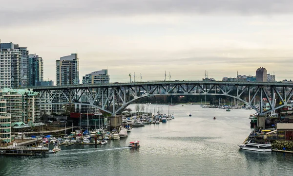 Ванкувер, Канада - 9 февраля 2018 года: Вид с моста Беррард на остров Гранвиль и центр Ванкувера . — стоковое фото