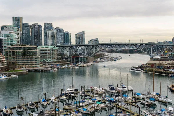 Vancouver, canada - 9. februar 2018: blick von der burrard bridge auf granville island und vancouver downtown. — Stockfoto