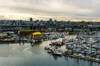 Vancouver, Kanada - 9 Şubat 2018: Burrard Köprüsü görünümüne Granville Adası ve Vancouver downtown.