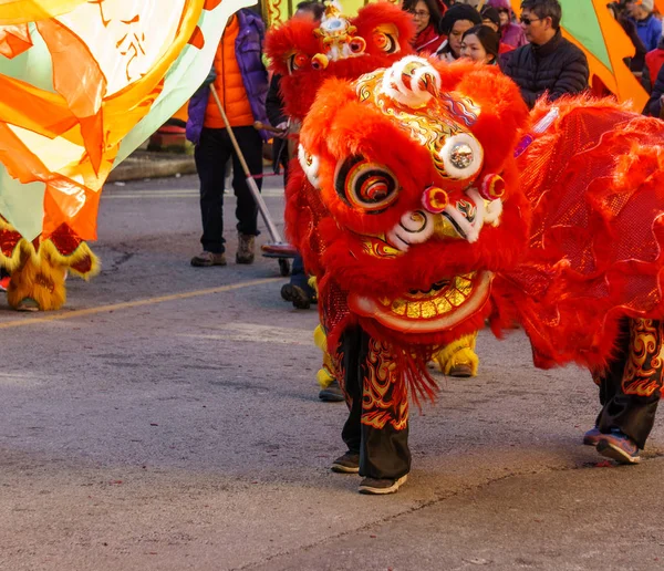 VANCOUVER, CANADÁ - 18 de febrero de 2014: La gente en traje de león rojo en el desfile de Año Nuevo chino en Vancouver Chinatown . — Foto de Stock
