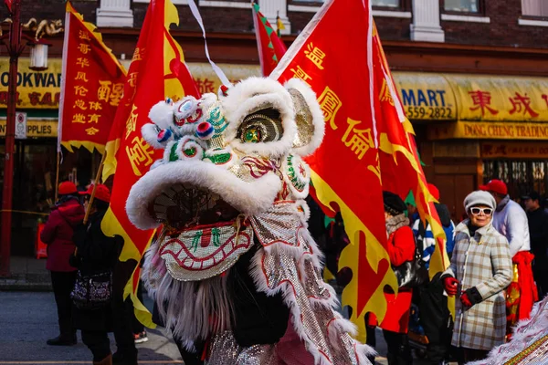 Vancouver, Kanada - 18. února 2014: Lidí v kostýmu White Lion na čínský Nový rok parade v Vancouveru Chinatown. — Stock fotografie