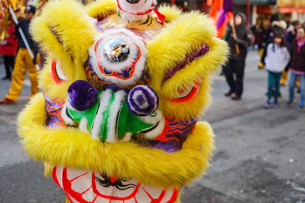 VANCOUVER, CANADA - 18 de fevereiro de 2014: Pessoas com Traje de Leão Amarelo no Desfile de Ano Novo Chinês em Vancouver Chinatown . — Fotografia de Stock