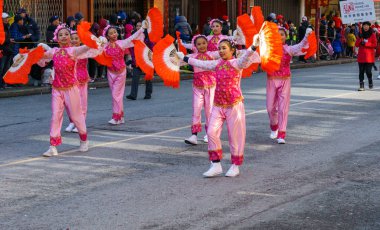 Vancouver, Kanada - 18 Şubat 2018: İnsanlar, Çin yeni yılı dans Vancouver mahallesinde geçit töreni.