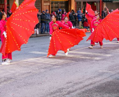 Vancouver, Kanada - 18 Şubat 2018: İnsanlar, Çin yeni yılı dans Vancouver mahallesinde geçit töreni.