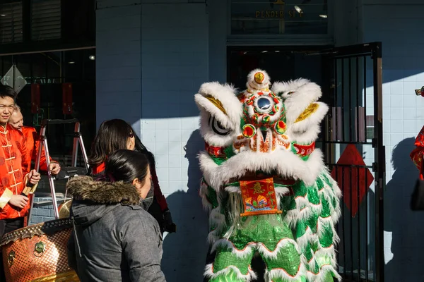 Vancouver, Kanada - 18 Şubat 2014: İnsanlar beyaz aslan kostüm, Çin yeni yılı Vancouver mahallesinde geçit töreni.