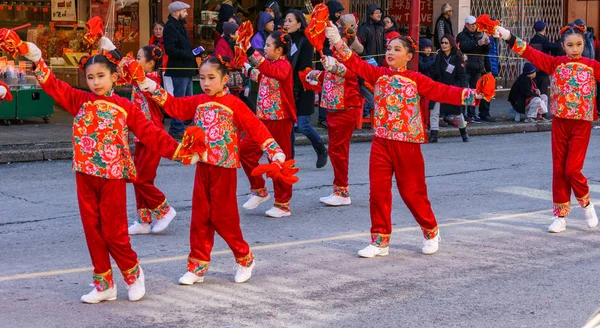 Vancouver, Kanada - 18 Şubat 2018: İnsanlar, Çin yeni yılı dans Vancouver mahallesinde geçit töreni.