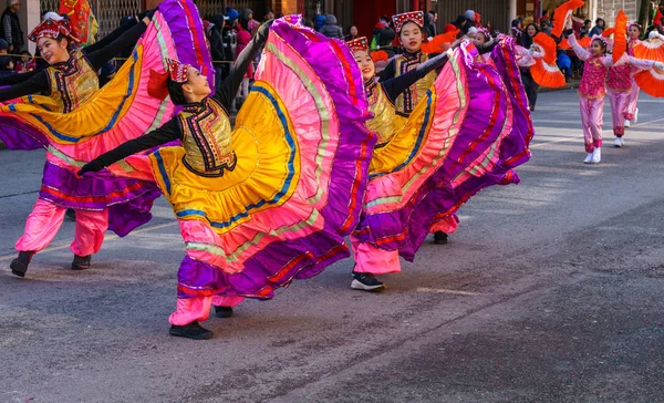 Vancouver, Kanada - 18 Şubat 2018: İnsanlar, Çin yeni yılı dans Vancouver mahallesinde geçit töreni.
