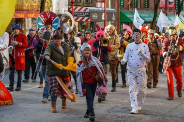 Vancouver, Kanada - 18 Şubat 2018: Köpekler Çin yeni yılı geçit töreni sırasında performans bandosu