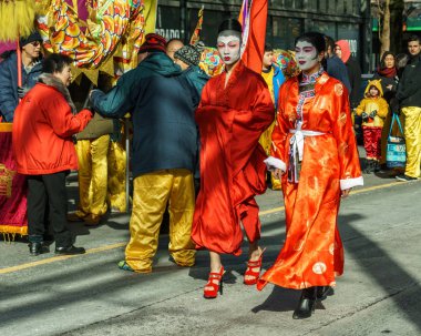 Vancouver, Kanada - 18 Şubat 2018: Çin yeni yılı, yürüyen insanlar Vancouver mahallesinde geçit töreni.