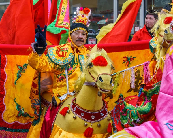 VANCOUVER, CANADA - 18 de fevereiro de 2018: Pessoas em cavalos no desfile de Ano Novo Chinês em Vancouver Chinatown . — Fotografia de Stock