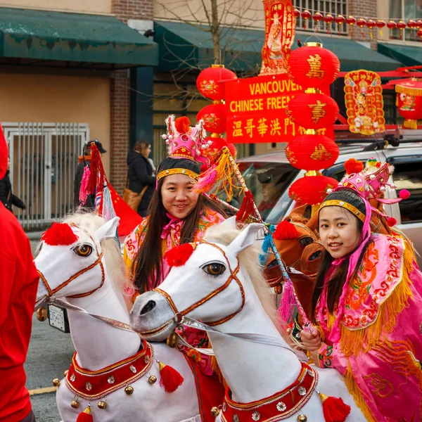 VANCOUVER, CANADA - 18 de fevereiro de 2018: Pessoas em cavalos no desfile de Ano Novo Chinês em Vancouver Chinatown . — Fotografia de Stock