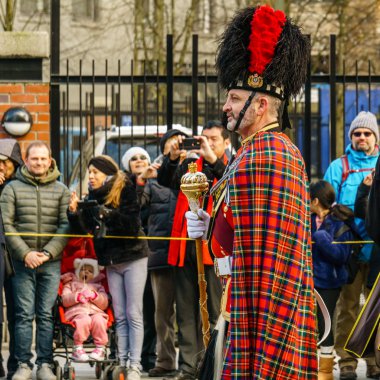 Vancouver, Kanada - 18 Şubat 2018: İskoç eteği boru band Çin yeni yılı geçit Vancouver mahallesinde.