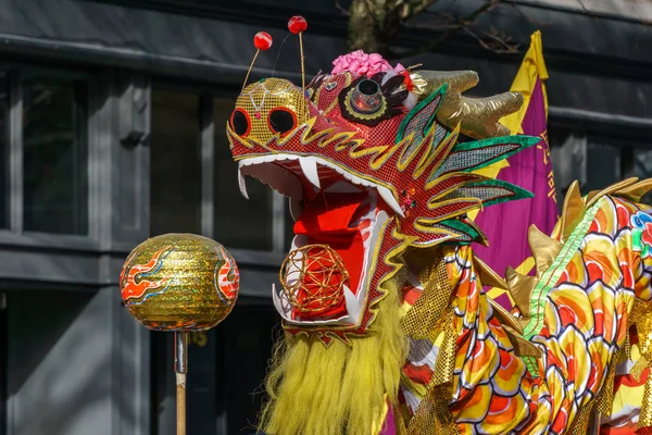 VANCOUVER, CANADÁ - 18 de febrero de 2018: Gente jugando a la danza del dragón para el Año Nuevo Chino en Chinatown . — Foto de Stock