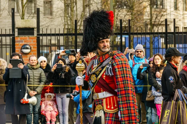 Vancouver, Canada - 18 februari 2018: Schotse kilt Pipe band op Chinees Nieuwjaar parade in Vancouver Chinatown. — Stockfoto