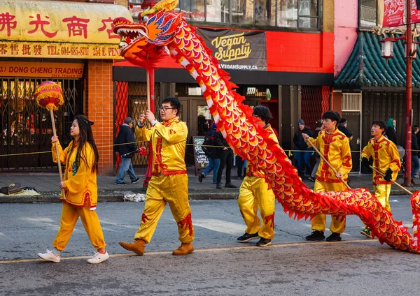 VANCOUVER, CANADA - 18 de fevereiro de 2018: Pessoas jogando dança dragão para o Ano Novo Chinês em Chinatown . — Fotografia de Stock