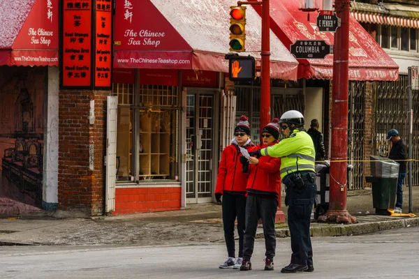Vancouver, Kanada - 18 Şubat 2018: Vancouver mahallesinde insanlarla konuşarak Vancouver polis memuru. — Stok fotoğraf