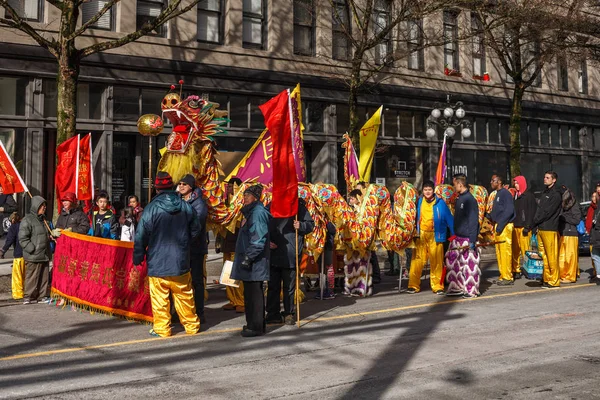 VANCOUVER, CANADÁ - 18 de febrero de 2018: Gente jugando a la danza del dragón para el Año Nuevo Chino en Chinatown . — Foto de Stock