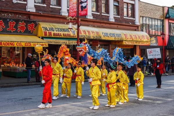 Vancouver, Kanada - 18 Şubat 2018: ejderha dansı için Çin yeni yılı Çin mahallesindeki oynayanlar.