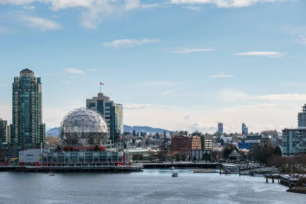 Vancouver Kanada - 18 februari 2018: Moderna arkitektur och appartment byggnader i Vancouver Kanada nära False Creek. — Stockfoto