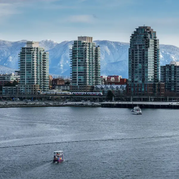 Vancouver Canada - February 18, 2018: Modern architecture and appartment buildings in Vancouver Canada near False Creek. — Stock Photo, Image