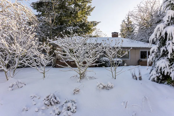 VANCOUVER, CANADÁ - 24 de febrero de 2018: Mañana de invierno después de una noche de nieve ventisca antigua casa en la calle Cambie . — Foto de Stock
