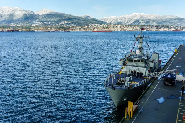 VANCOUVER, CANADA - 18 febbraio 2018: Nave della Marina canadese parcheggiata al porto di Vancouver Canada Place — Foto Stock