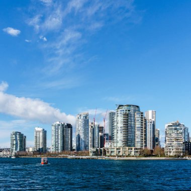 Vancouver, Kanada - 25 Şubat 2018: False Creek Vancouver Kanada güneşli kış gününde.