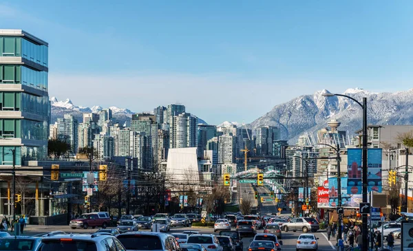 Vancouver, canada - 18. februar 2018: verkehr auf der cambie street in vancouver canada. — Stockfoto