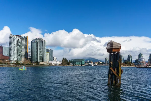 Vancouver, Kanada - 25 februari 2018: False Creek i Vancouver Kanada på solig vinterdag. — Stockfoto