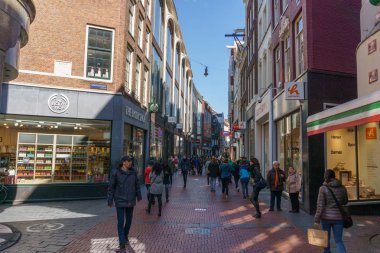 Amsterdam, Hollanda - 20 Mart 2018: Amsterdam dar sokaklarında güneşli bir bahar günü.