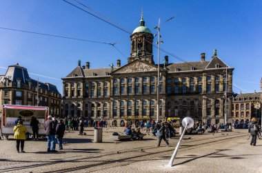 Amsterdam, Hollanda - 20 Mart 2018: Güneşli bir bahar günü, Royal Palace Amsterdam.